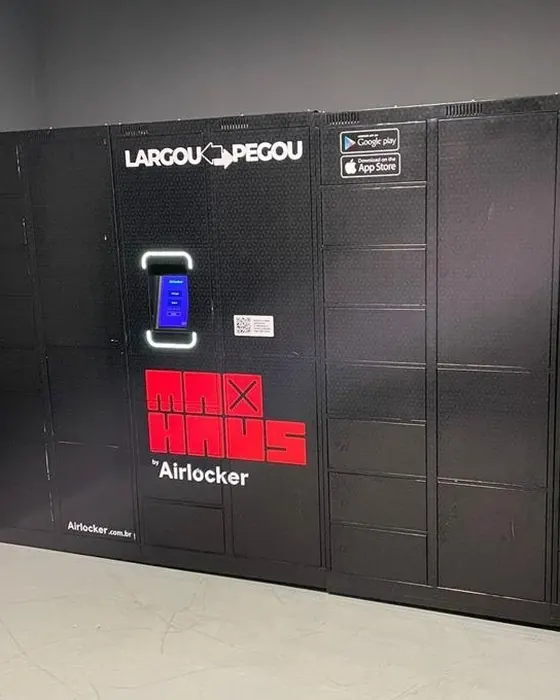 Instalação Airlocker de grande porte, com várias colunas de compartimentos