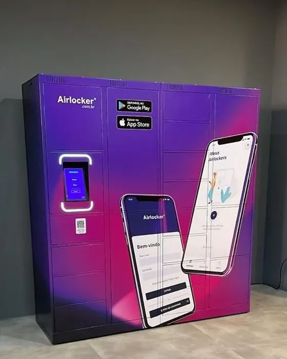 Armário Airlocker com painel na porta e telas do aplicativo do morador